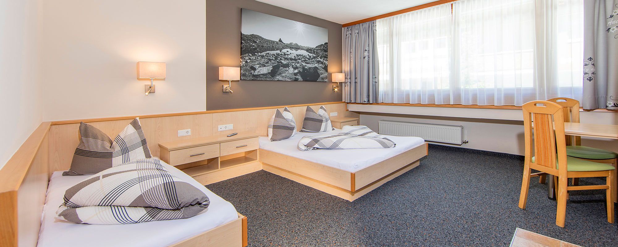 Appartementzimmer mit Doppelbett und Einzelbett